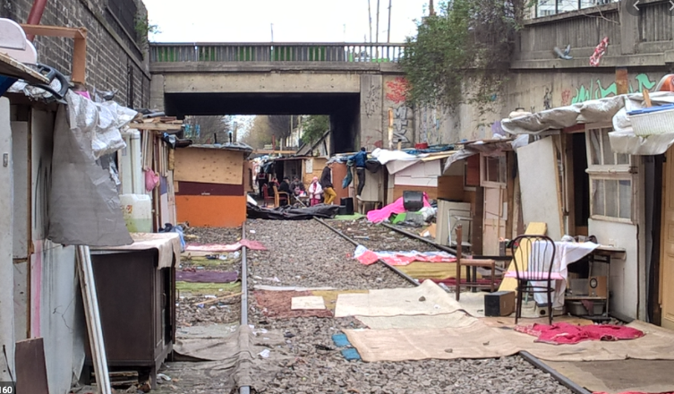 De stad hoopt stiekem dat de komst van de moskee wat extra klasse naar de woonwijk Sint-Jozef brengt. De wijk staat nu vooral bekend voor tweedehands contraceptie en cholera.